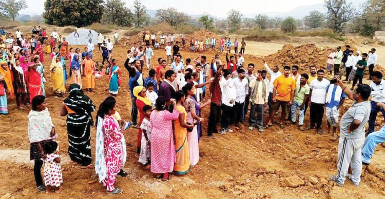 खेल मैदान पर कांक्रीट हैलीपेड निर्माण के खिलाफ फूटा गुस्सा