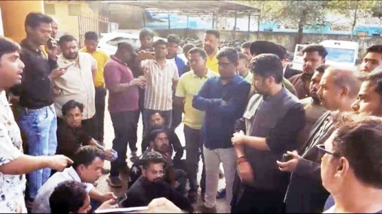 हंगामे के दौरान पत्रकार से मारपीट, 3 पर एफआईआर